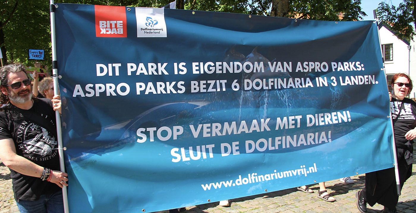 Foto's: protestmars door Harderwijk uit onvrede over Dolfinarium